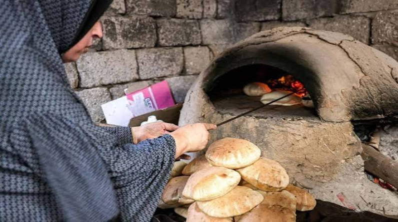 أفران الطين خيار أهل غزة في ظل انقطاع غاز الطهي